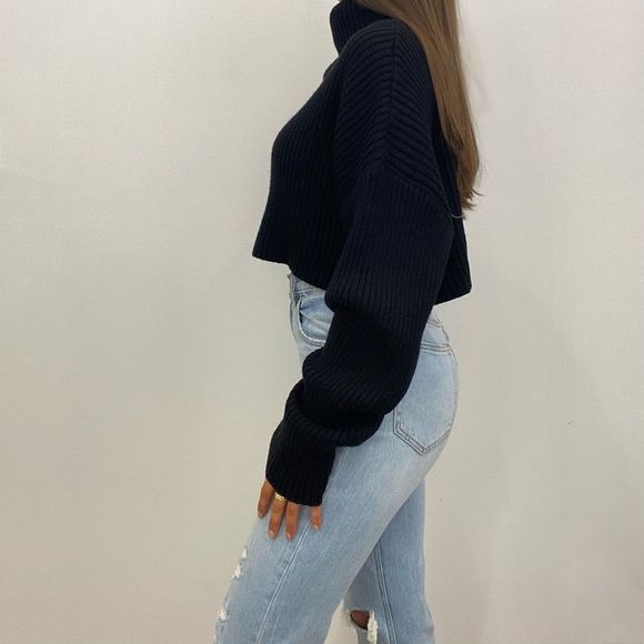 Black Turtleneck Cropped Sweater - Picture 4 of 6